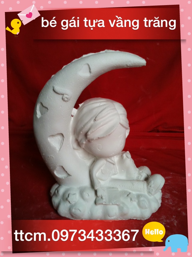 bé tựa vầng trăng